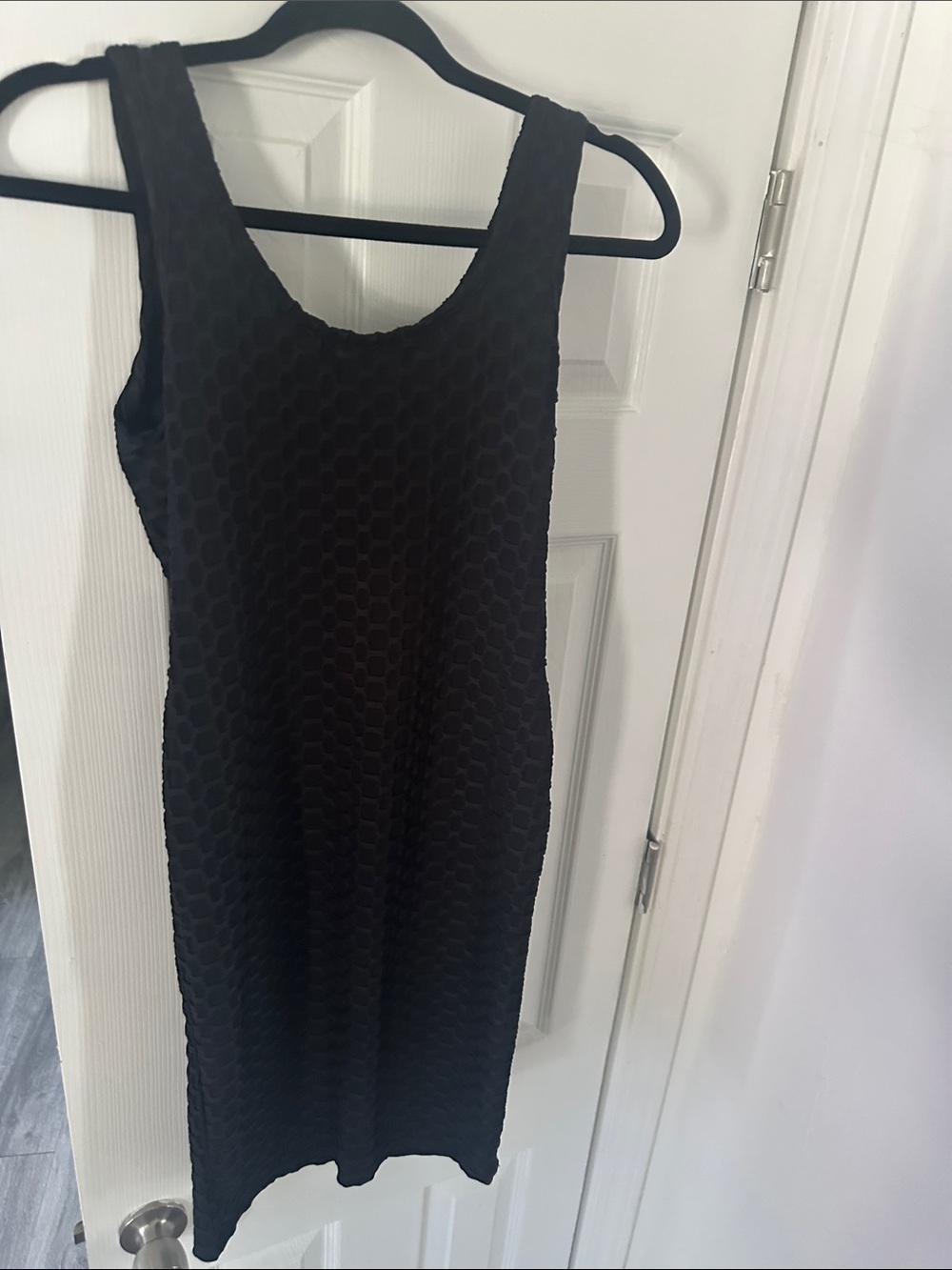 Sleeveless Black Textured Midi Dress - Picture 5 of 6
